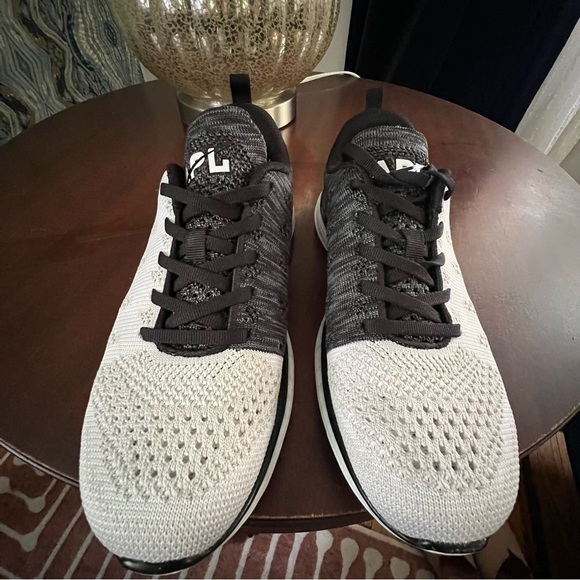 APL Women's 7.5 TechLoom Pro X Sneakers Running Shoes EUC White Black - Picture 2 of 12